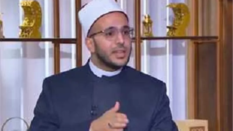 أمين الفتوى يبين حكم البَصق على ماكينات الصرافة ويؤكد: انحطاط أخلاقي