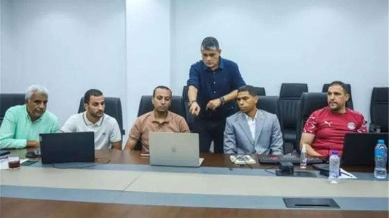 أوسكار رويز يناقش المواقف التحكيمية بعد انتهاء الجولة الأولي من الدوري