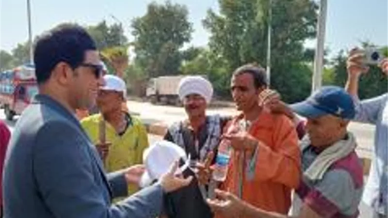 نائب محافظ سوهاج يوزع مواد غذائية و مياه وأغطيةعلى عمال النظافة