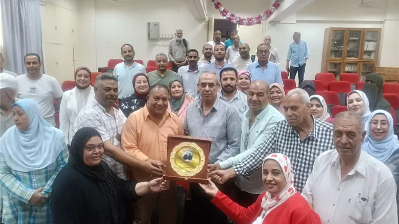 تعليم السويس يودع ياسر محمود بالاحتفال والتكريم