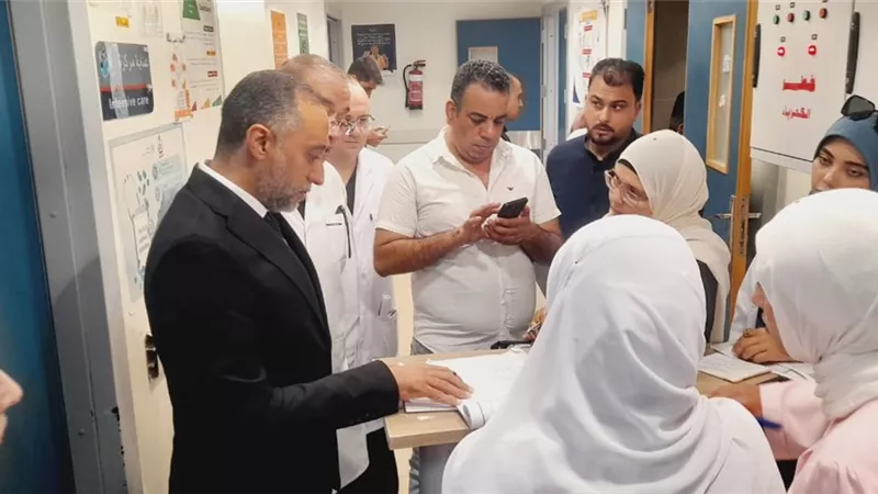 الدكتورعمروعادل في زيارة تفقدية لمستشفي العريش العام