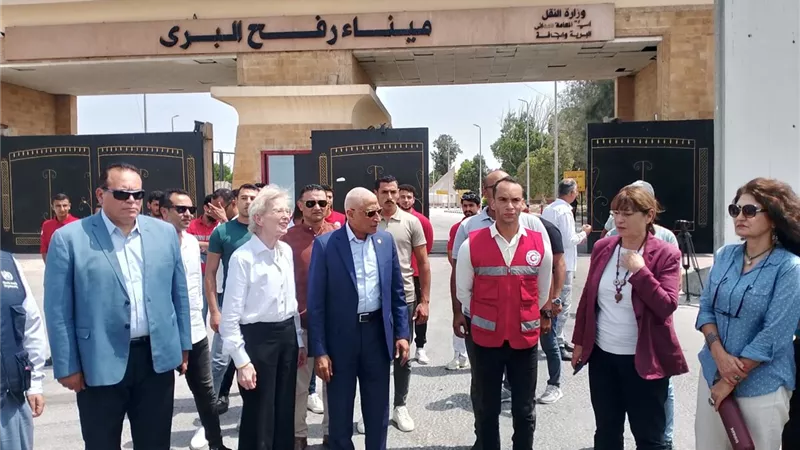 في حضور المحافظ وفد الحكماء يزور معبر رفح البري