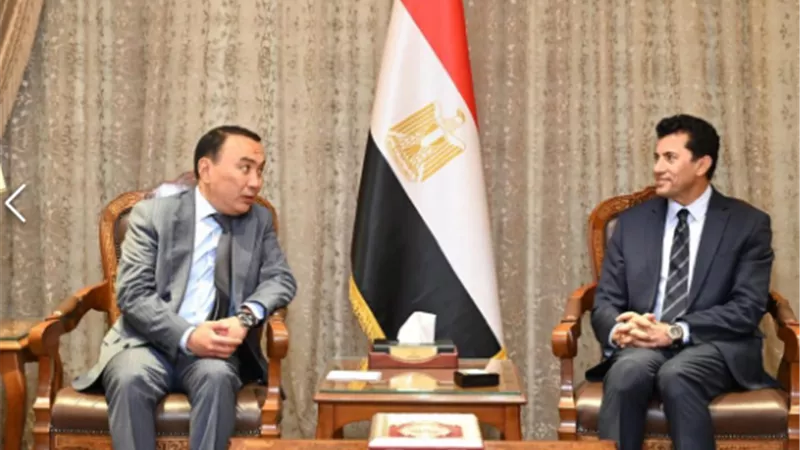 وزير الشباب والرياضة وسفيركزاخستان يجتمعان لتعزيزالتعاون المشترك