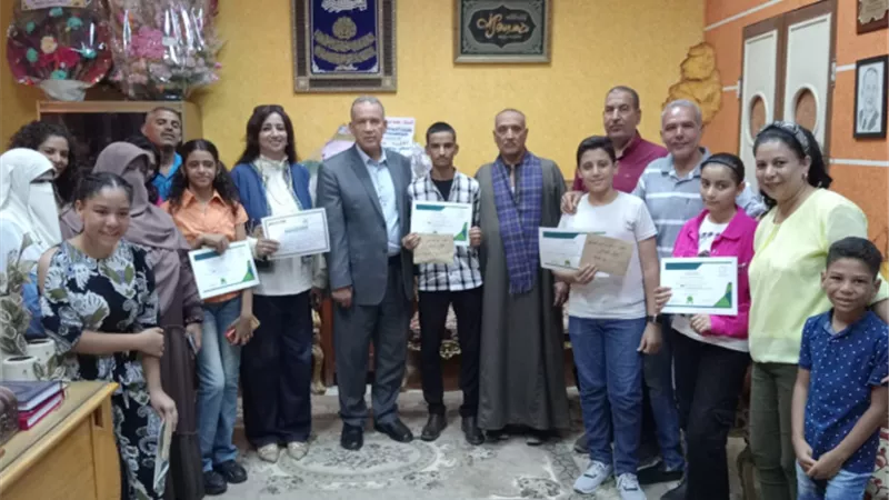 وكيل وزارة التعليم بأسيوط يكرم الطلاب الفائزين بالمراكز الأولى