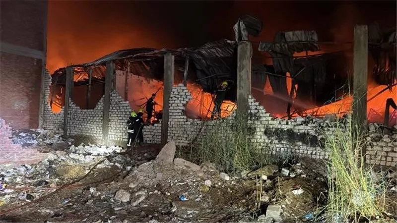 إندلاع حريق هائل في مصنع أحذية بالخانكة