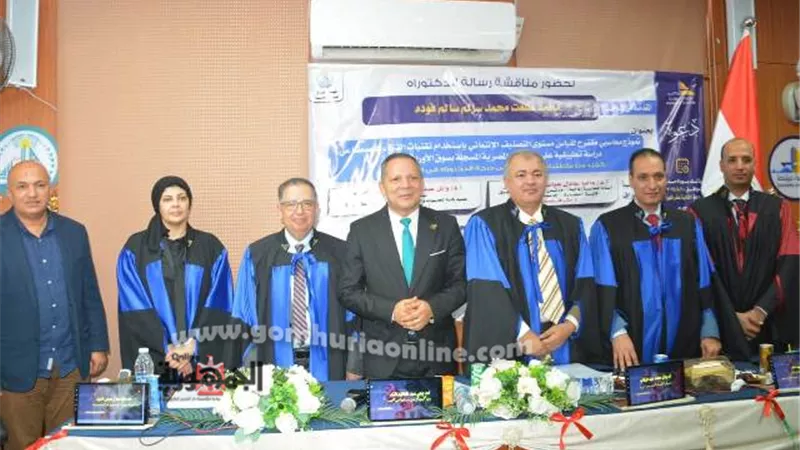 رئيس جامعة دمياط يشهد مناقشة رسالة دكتوراة بكلية التجارة
