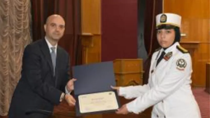دورة تدريبية لطالبات كلية الشرطة للتدريب على فحص وثائق السفر
