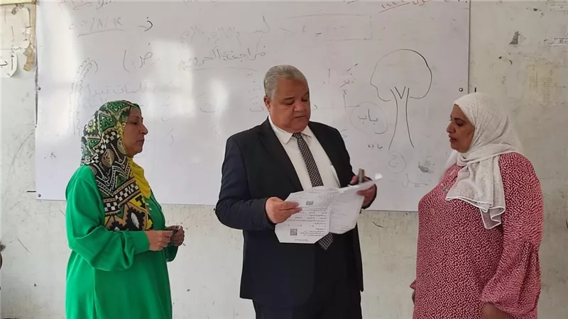 وكيل تعليم الأقصر يواصل متابعة الخطة العلاجية بالمدارس