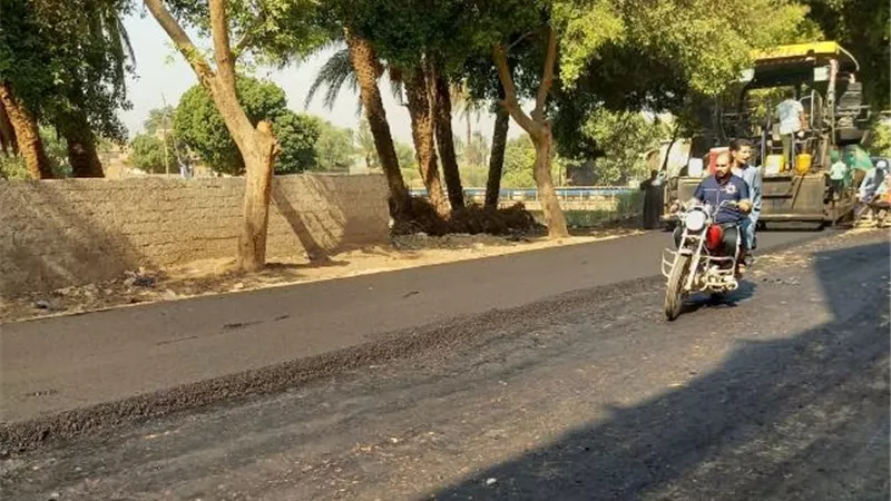 محافظ سوهاج يتابع أعمال رصف طرق المنشاة لأول مرة منذ 26 عاما