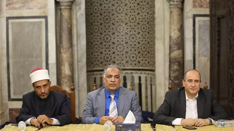بر الوالدين يثمر سعادةً في الدنيا وأجرًا عظيمًا في الآخرة