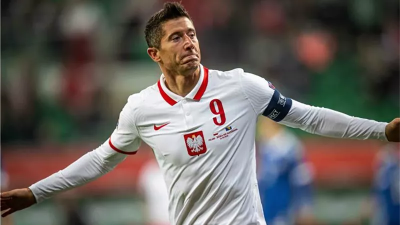 مدرب بولندا يكشف حقيقة عودة ليفاندوفسكي إلى المنتخب