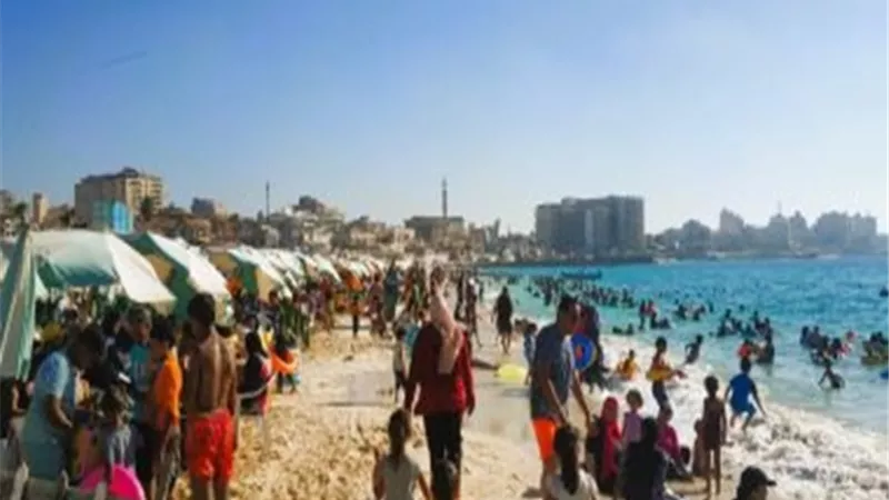 موجة الحر تنعش شواطئ مطروح بطول الساحل الشمالي الغربي