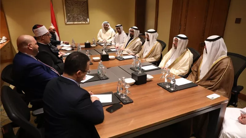 على هامش المؤتمر..المفتي يلتقي بممثلي الإمارات لتعزيزجهود التعاون