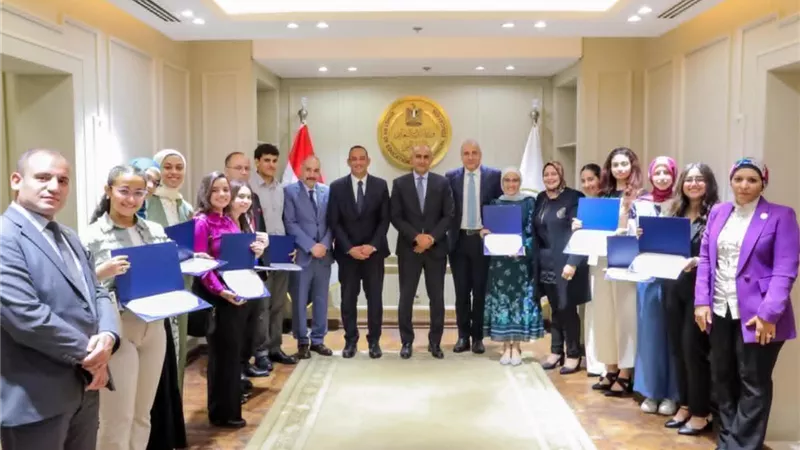 وزير التعليم الفني يكرم الطلاب أوائل مدارس النيل المصرية الدولية