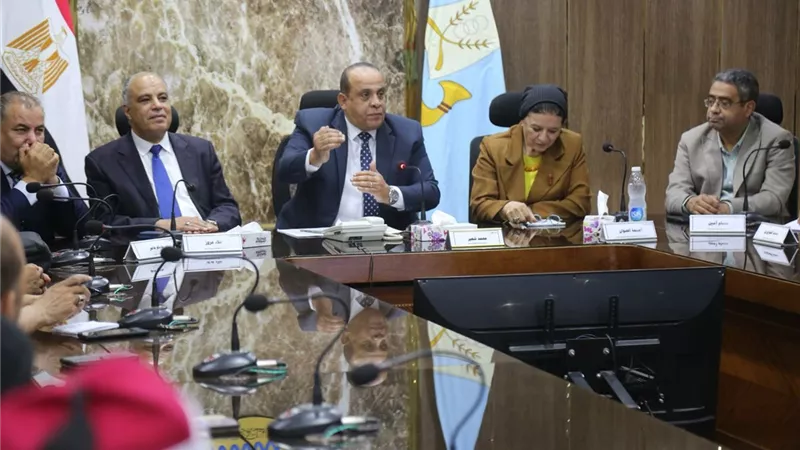 محافظ كفرالشيخ يلتقي رؤساء المراكز والمدن الجدد