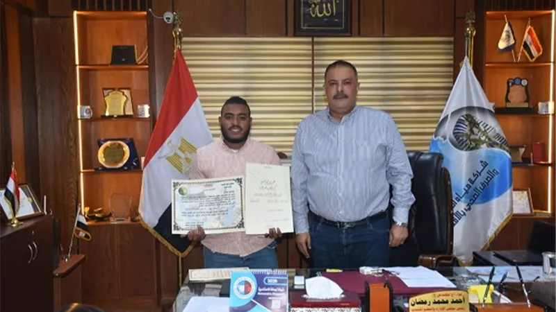 تكريم موظف بشركة مياه الأقصر لجهوده فى مكافحة الإرهاب بسيناء