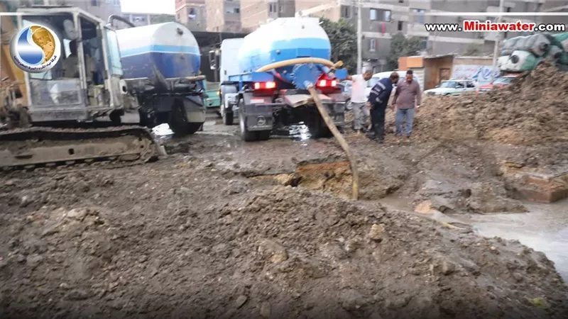 الانتهاء من اصلاح كسر مفاجئ بخط مياه بشارع سكه تله بالمنيا