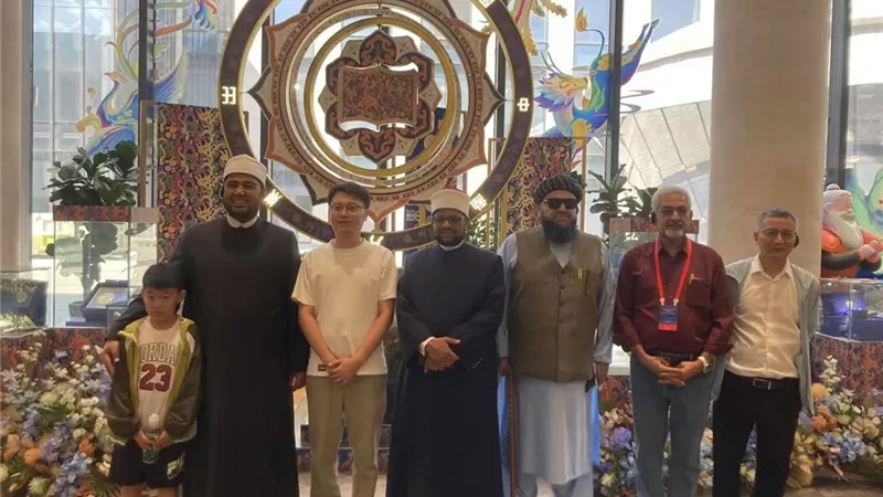 أمين البحوث الإسلامية يزور مسجد الساحة البيضاء ومعهد العلوم