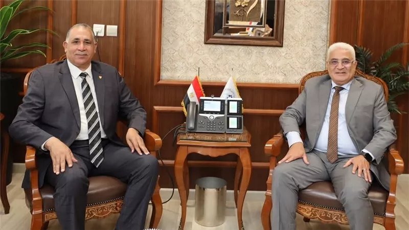عوض يبحث مع نقيب المحامين التعاون في ملف التأمينات الاجتماعية