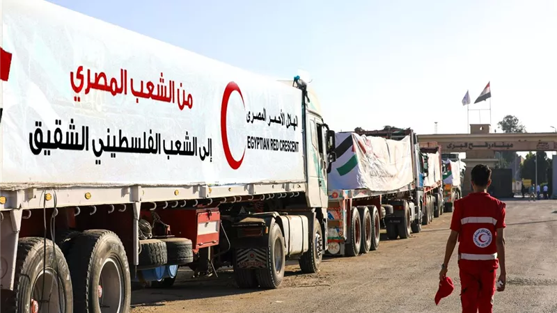الهلال الأحمر المصري يدفع بأكثر من 112 ألف سلة غذائية إلى غزة