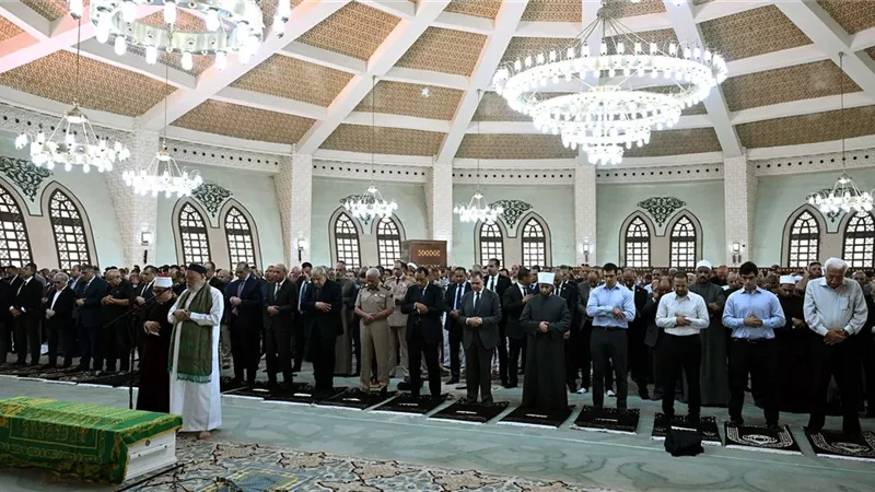 رئيس الوزراء يؤدي صلاة الجنازة على الدكتور علي المصيلحي