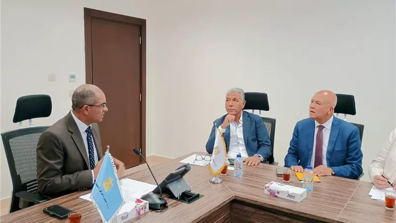 نائب وزير الإسكان يبحث مع بنك الاستثمار الأوروبي إدارة الحمأة