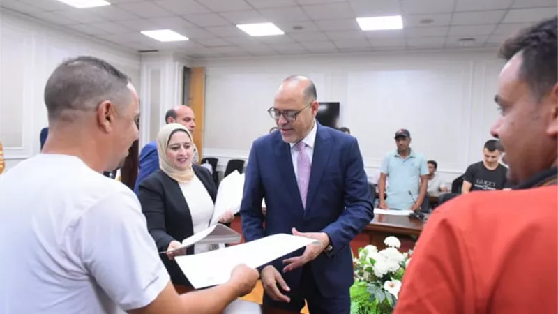 وزير العمل يُسلم عقود لكوادر مصرية للعمل في البوسنة والإمارات