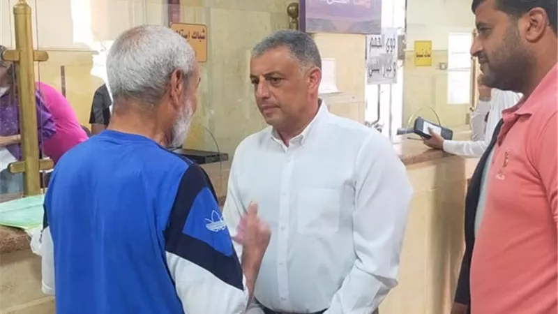 محافظ الإسماعيلية يستعرض مطالب المترددين على المركز التكنولوجي