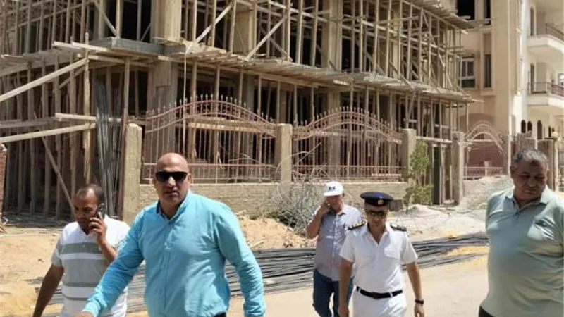 جهاز مدينة الشروق يكشف عن إزالة عقار سكنى وتحويل المخالف للنيابة.. صور