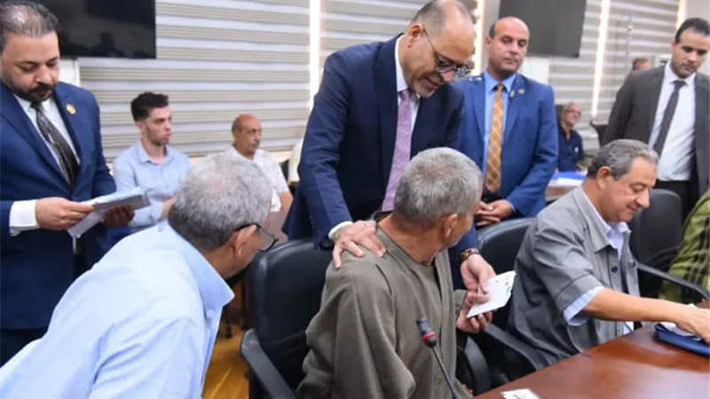 وزير العمل يسلم بطاقات بنكية لعمال مصريين مستحقين لمعاشات تقاعدية من العراق