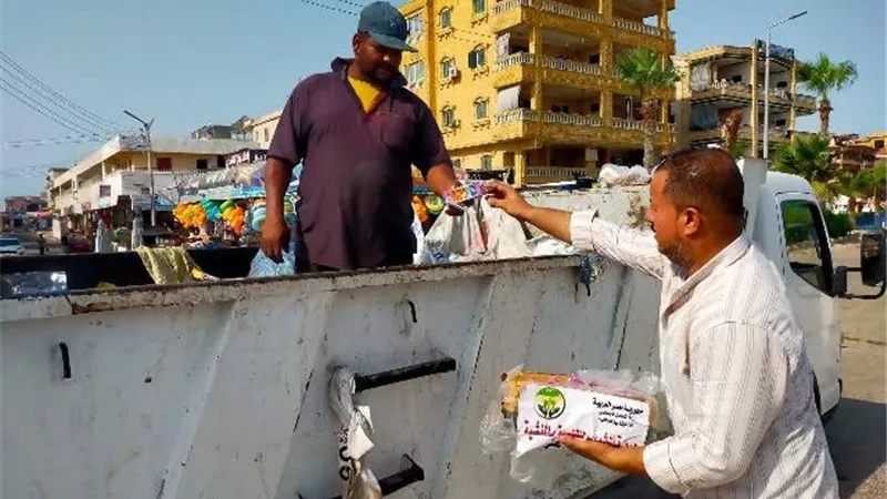 رئيس مدينه مصيف بلطيم يوزع العصائر والمياه على عمال النظافة