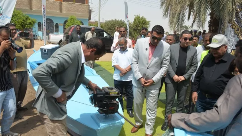 نائب محافظ الأقصر يسلم 21 مركب صيد لأهالى قرية النَمسا