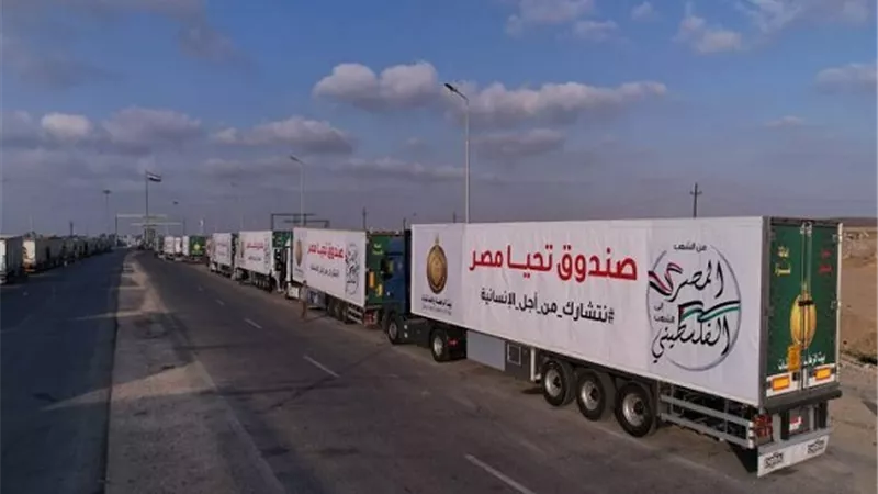 141 شاحنة مساعدات دخلت إلى غزة عبر معبر كرم أبو سالم