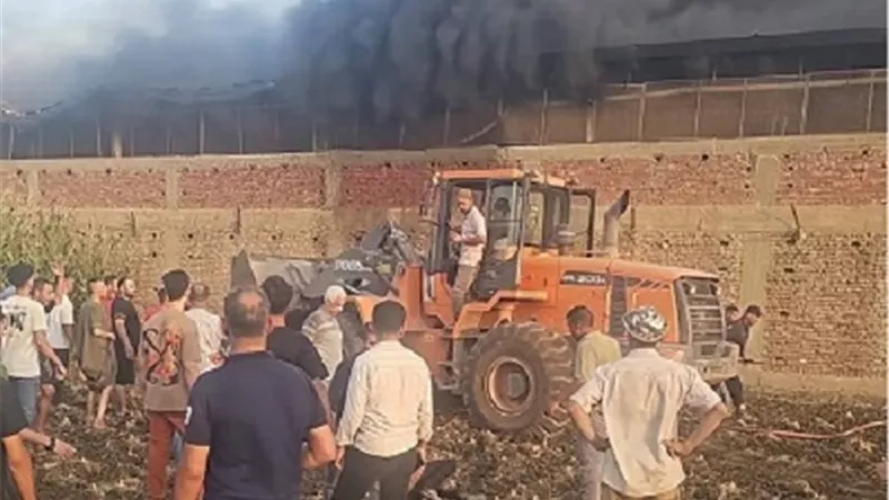 محافظ القليوبية يتابع حريق مصنع القناطر.. ويوجه بصرف تعويضات عاجلة