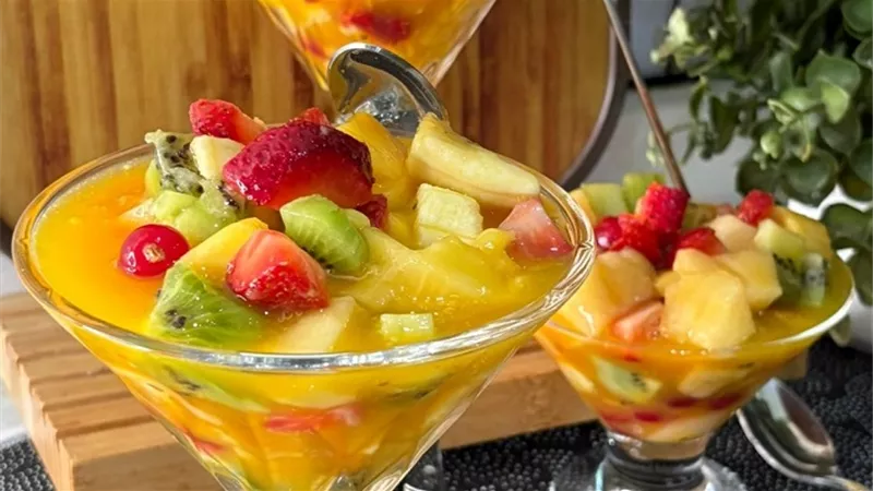 سلطة فواكه منوعة بلمسة الليمون والعسل المنعشة