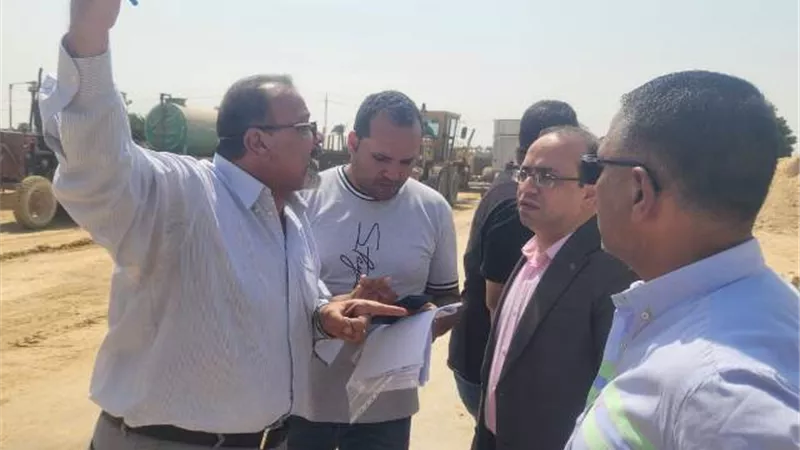 رئيس جهاز الفيوم الجديدة يعلن أهم مشروعات الطرق الحيوية بالمدينة.. صور