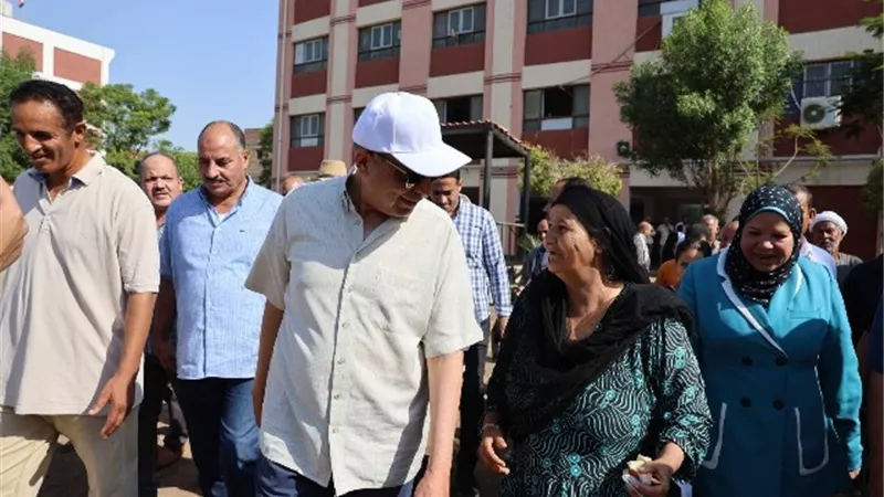 محافظ المنيا يجبر بخاطر فلاحة مسنة ويوفر لها الأسمدة من نفقته