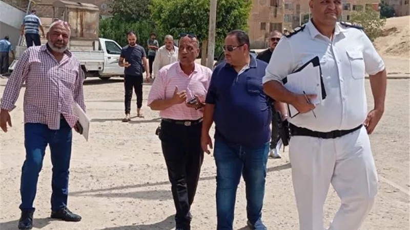 تفاصيل غلق وتشميع جهاز 15 مايو لـ11 محل بالتعاون مع شرطة التعمير.. صور