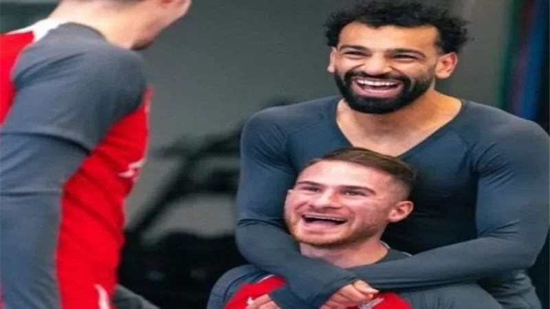 نجم ليفربول يتغني بـ محمد صلاح: 