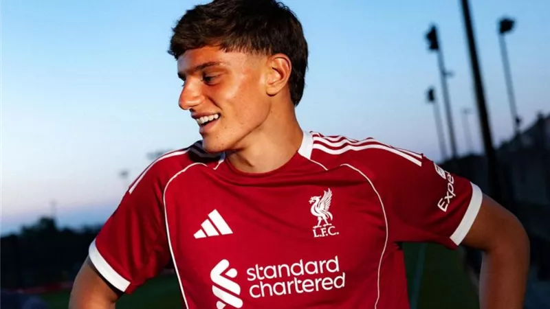 ليفربول يعلن ضم مدافع بارما