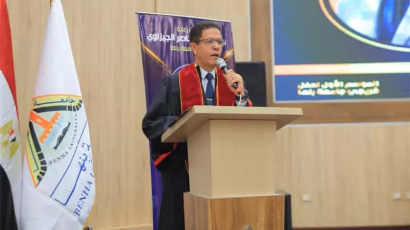 رئيس جامعة بنها يشهد حفل تخرج دفعة جديدة من كلية التربية.. صور