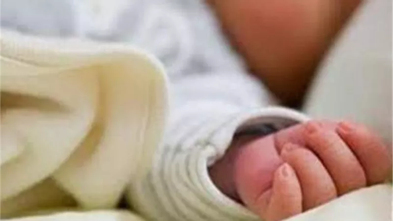 رضيعة تبتلع مخدر الحشيش بمركز الفرافرة