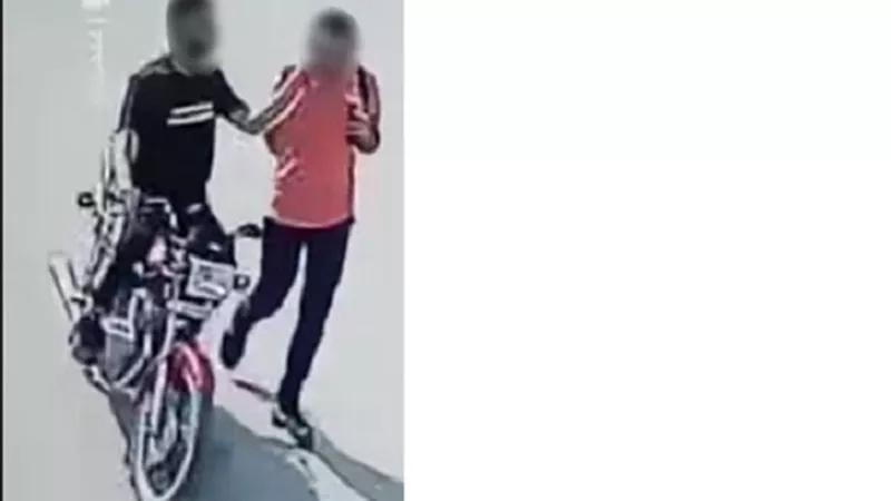 ضبط قائد دراجة نارية بمحاولة سرقة هاتف محمول بالقاهرة
