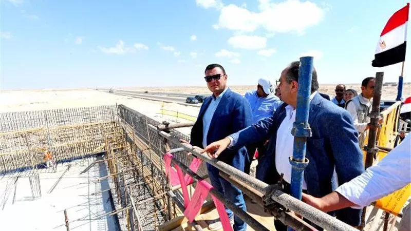 وزير الإسكان يتفقد مشروع إنشاء محطة لتحلية المياه بالعلمين