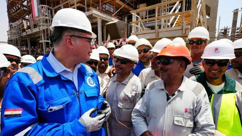 وزير البترول يتفقد مشروعات زيادة الإنتاج بمعامل تكرير البترول بالسويس