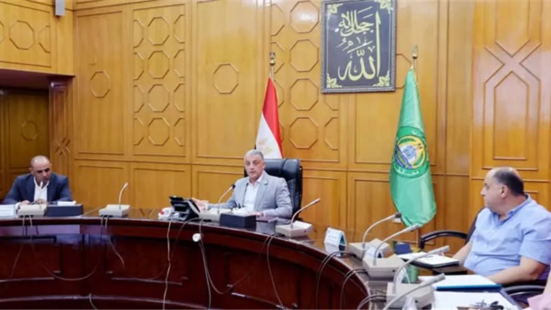 محافظ الإسماعيلية يستعرض منظومة التقنين واسترداد أراضي الدولة