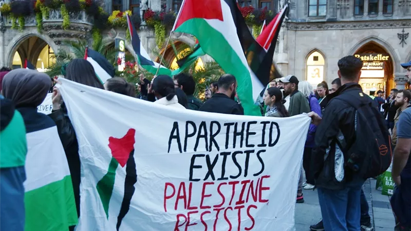 بالكوفية الفلسطينية.. مئات الأمريكيين ينظمون مسيرات احتجاجية تندد بالعدوان الإسرائيلي على غزة