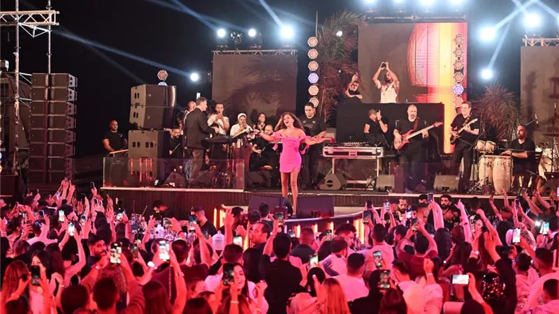 كامل العدد.. إليسا تتألق في الساحل الشمالي وتعيد جمهورها إلى أجواء الرومانسية