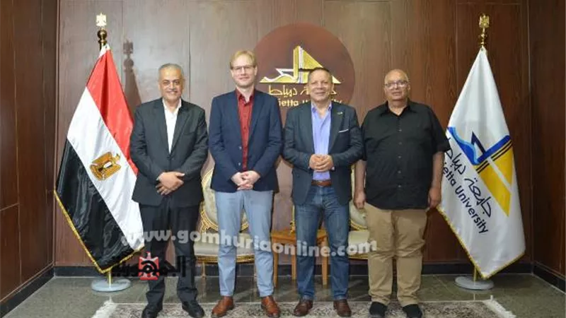 رئيس جامعة دمياط يبحث دعم البرامج وتطوير قدرات الطلاب