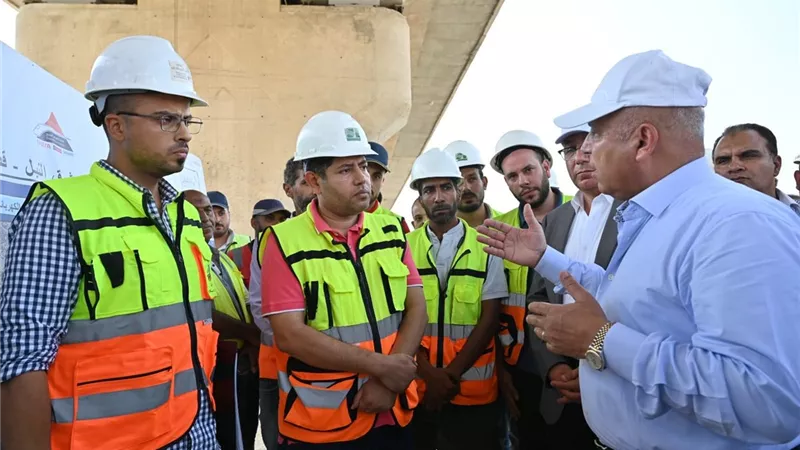 الوزير يشهد الانتهاء من تنفيذ وإنشاء العمل الهندسي لكوبري الخور